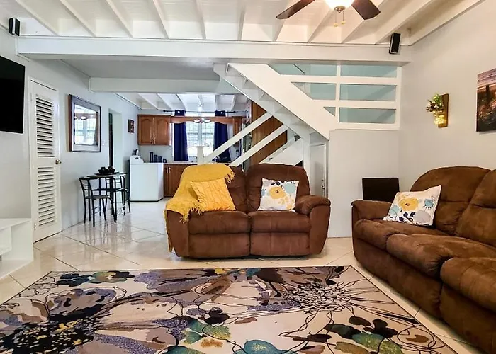 Cheerful 2 - Bedroom Townhouse With Free Parking In New Kingston
