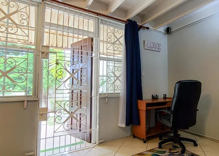 Cheerful 2 - Bedroom Townhouse With Free Parking In New Kingston