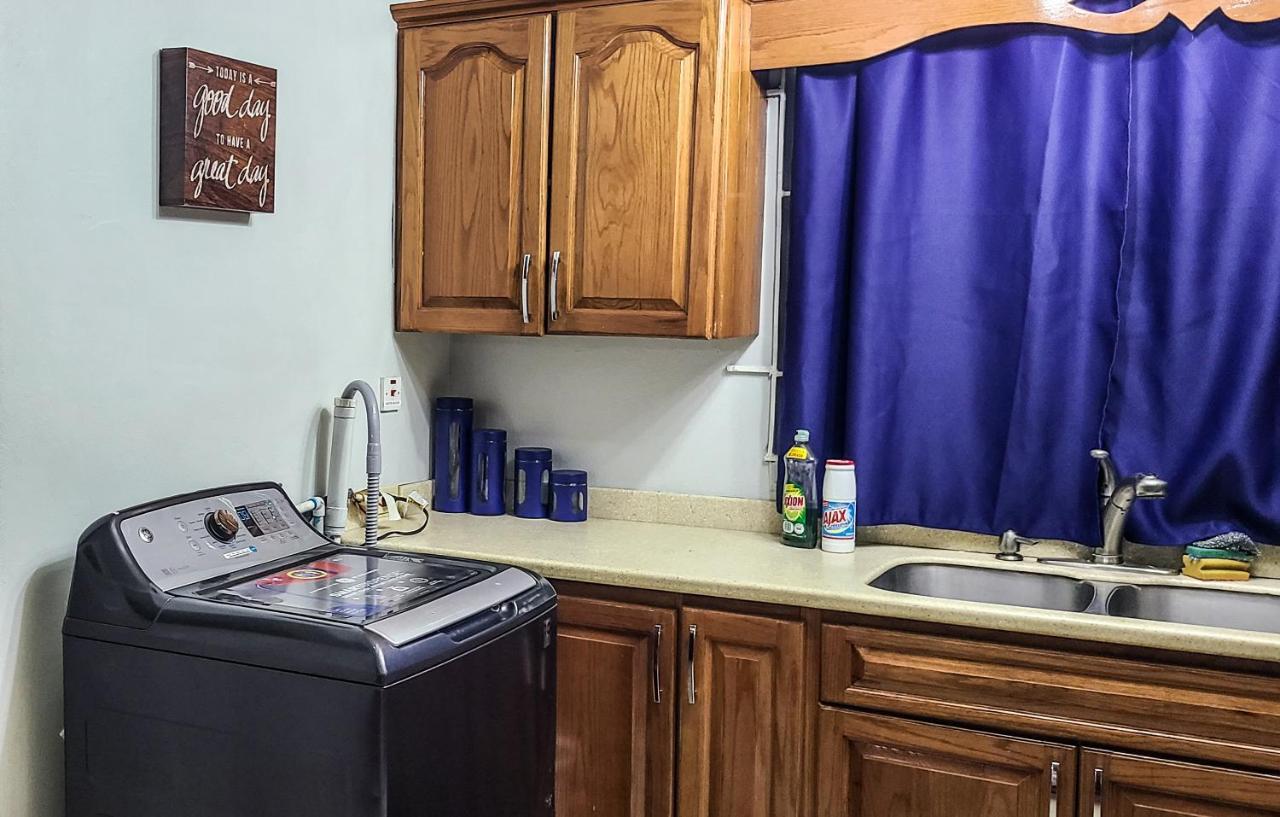 Cheerful 2 - Bedroom Townhouse With Free Parking In New * Kingston